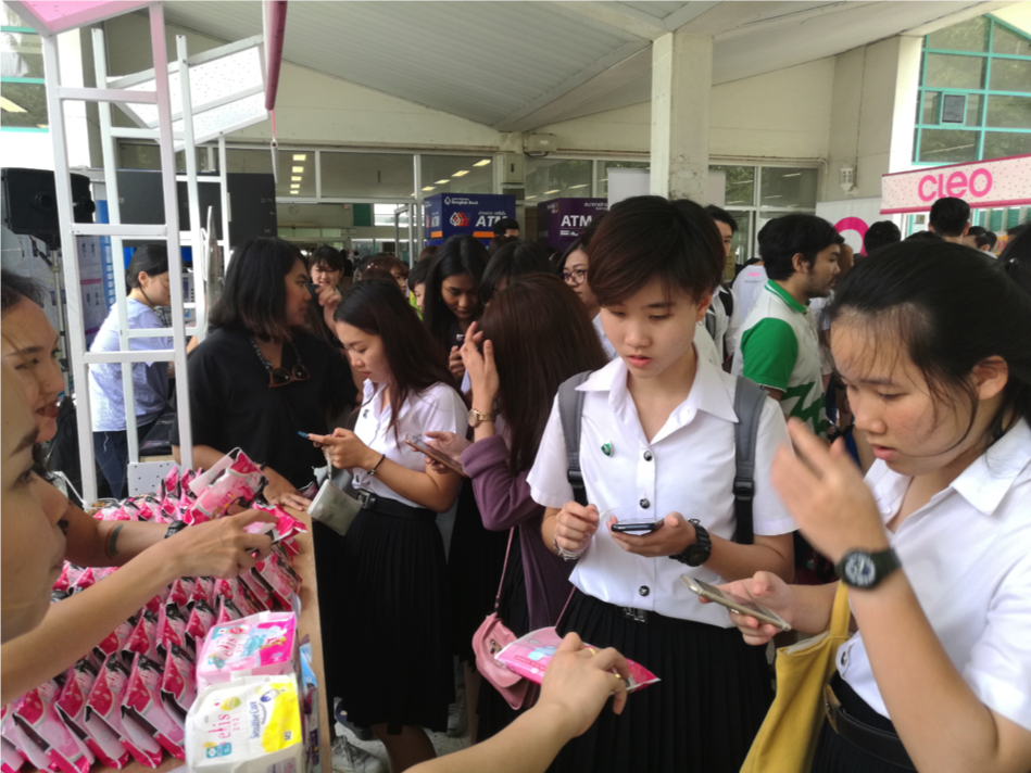 โร้ดโชว์ตามมหาวิทยาลัย: แจกผลิตภัณฑ์ตัวอย่าง Elis